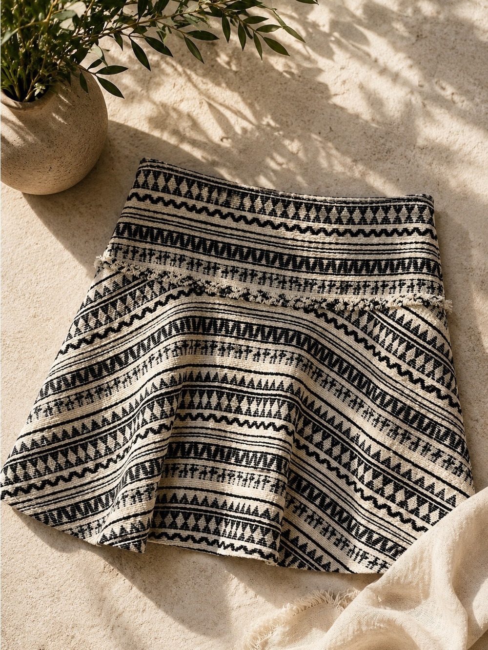 Banana Republic Skirt 12 Black White Print Flare Mini Textured Boho